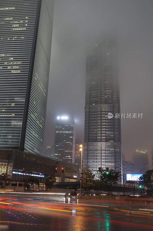 上海夜间交通繁忙。中国