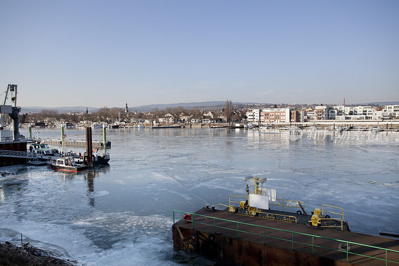 在一个寒冷的冬天俯瞰威斯巴登席尔施泰因码头
