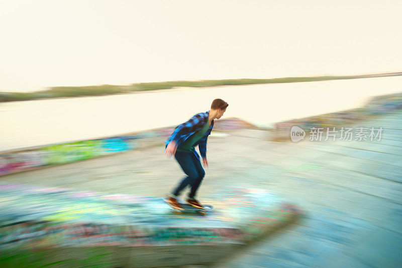 一个年轻人在街上玩滑板。