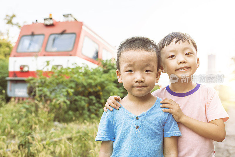 孩子们在跑道上玩耍