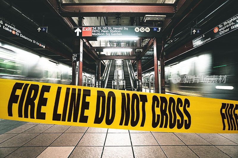 纽约地铁站的警戒线