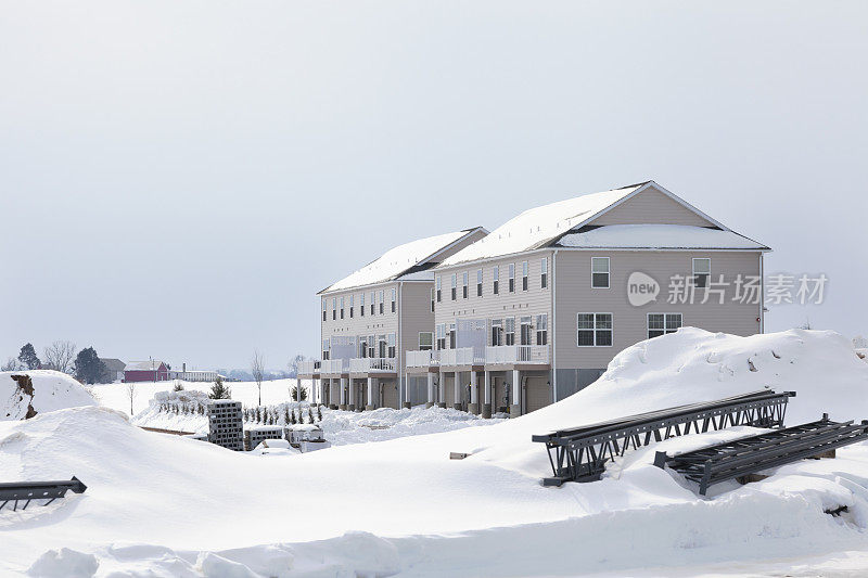 新的冬季建筑与大量的雪