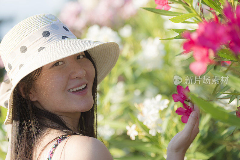 美丽的中国女人与杜鹃花肖像，科佩尔，斯洛文尼亚，欧洲