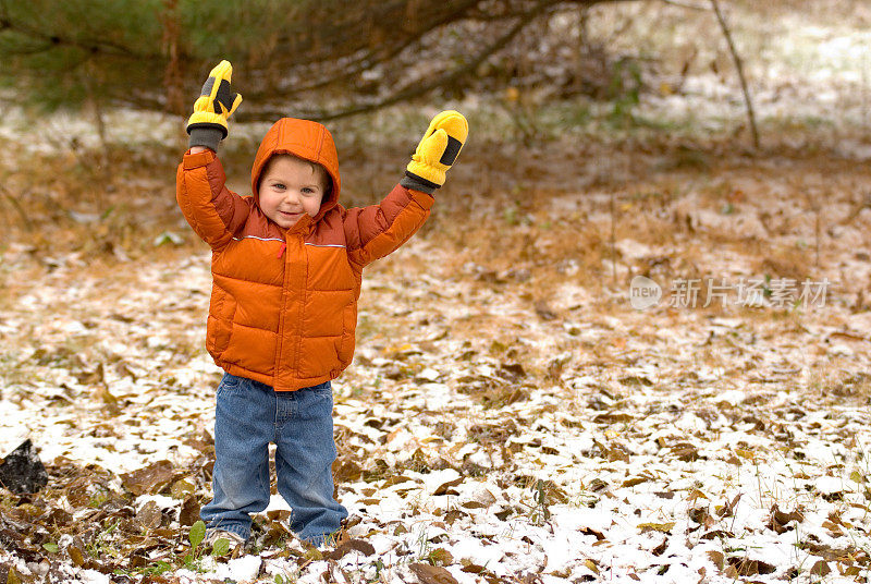 幼儿玩耍，年度第一场雪