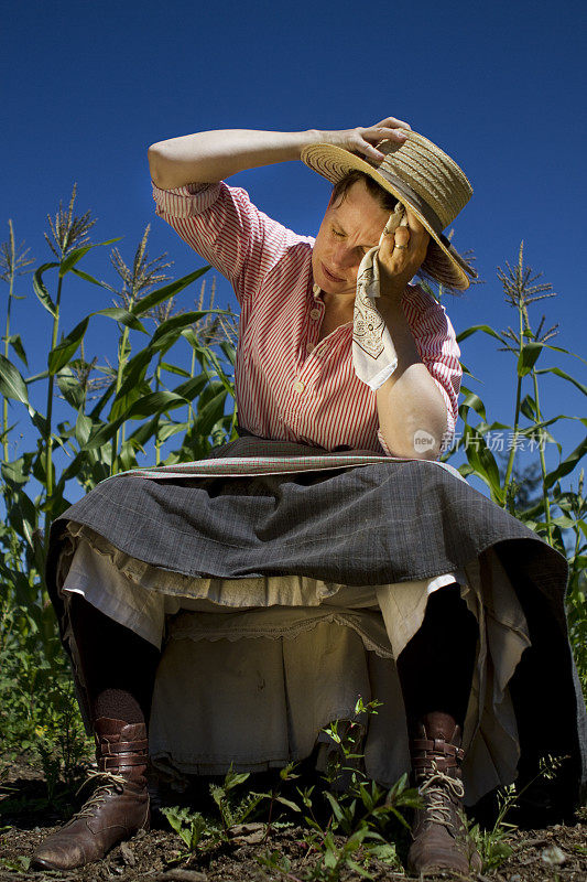 大热天，农妇坐着拉起裙子