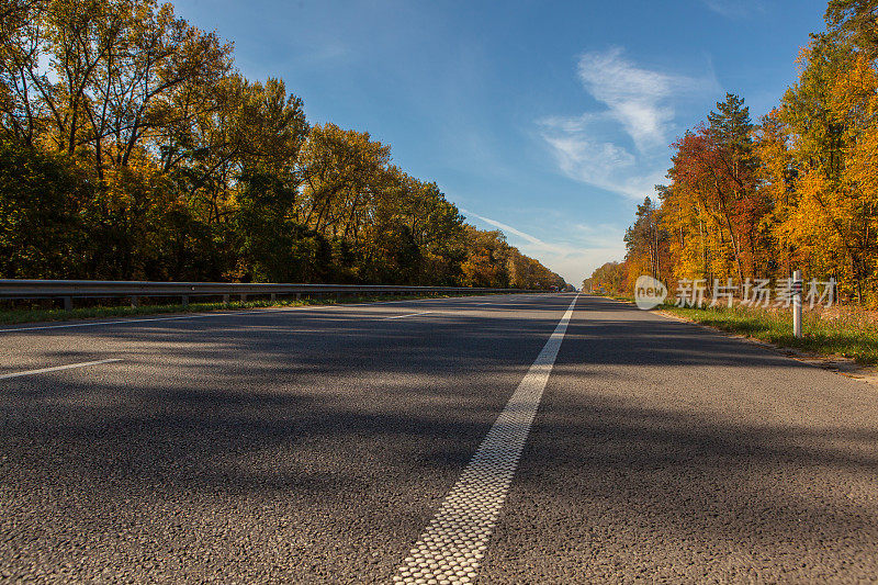高速公路在秋天
