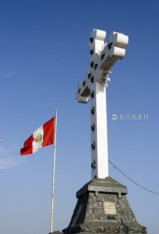 十字和秘鲁国旗在圣克里斯托巴尔山，利马，秘鲁