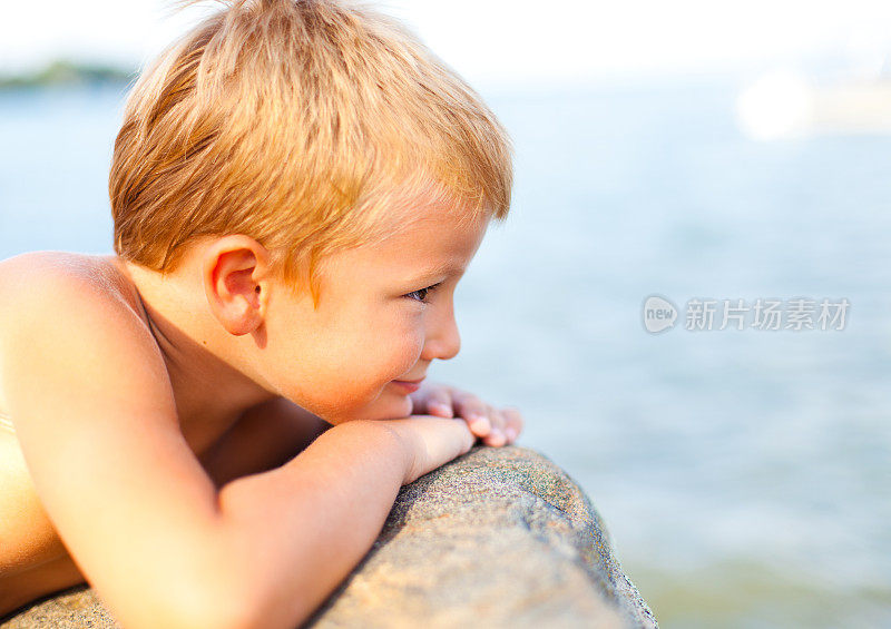 小男孩在海边