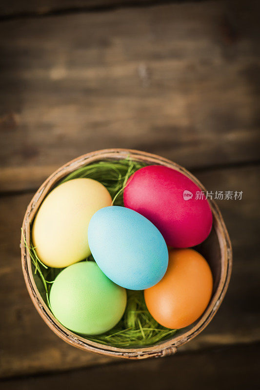 彩色复活节彩蛋装饰在木制的背景