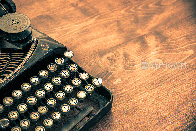 老式打字机的木头桌子与复印空间
