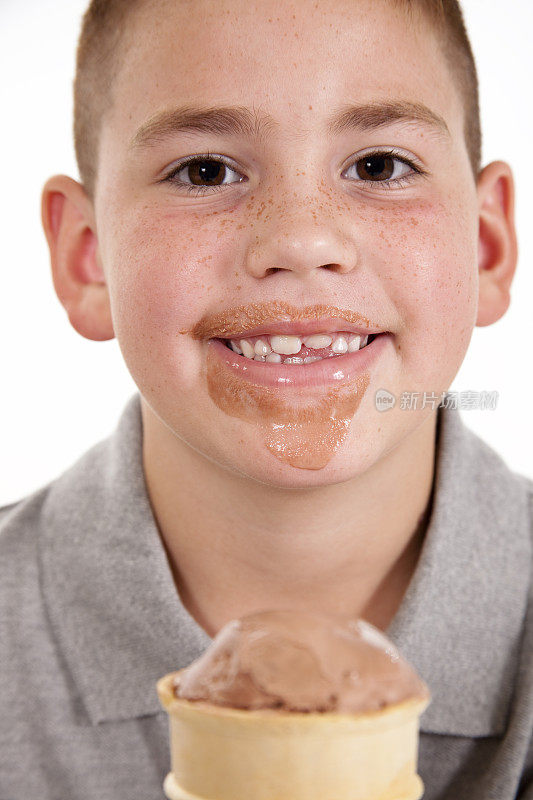 小男孩在享受巧克力冰淇淋蛋卷