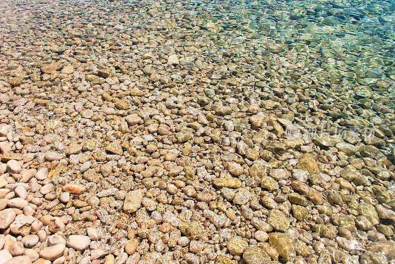 海水里的卵石