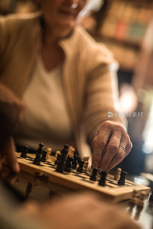 一位面目全非的老妇人在下棋。