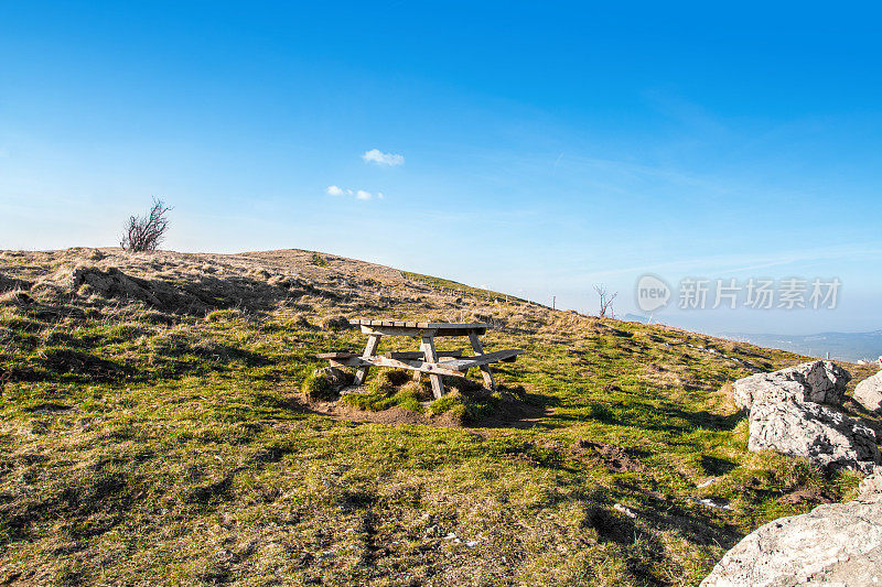 野餐木桌在草地上的小山山徒步旅行