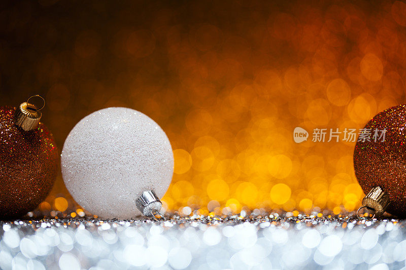 圣诞装饰品-橙色散焦装饰白色