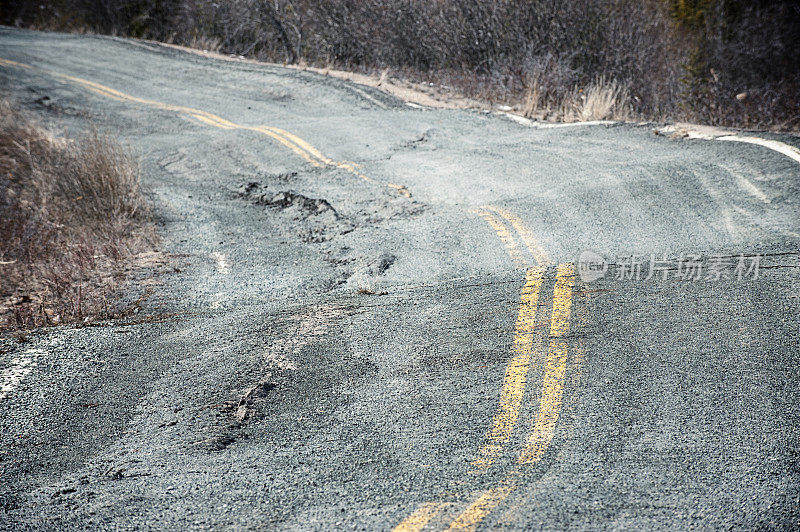 冻土损坏的道路，耶洛奈夫，西北地区。