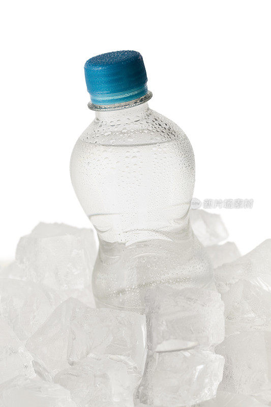 一瓶冰镇的水