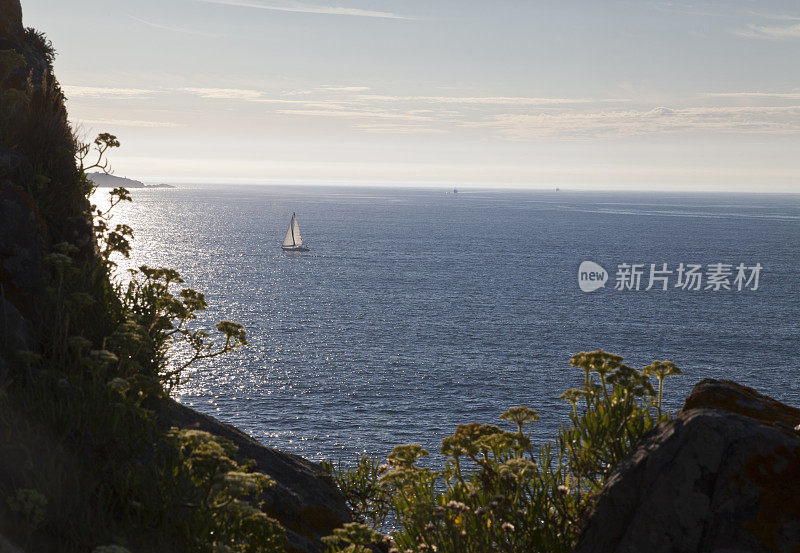 在陡峭的加利西亚海岸下航行