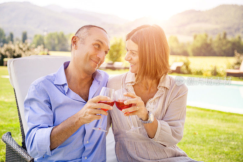 成年夫妇庆祝结婚纪念日