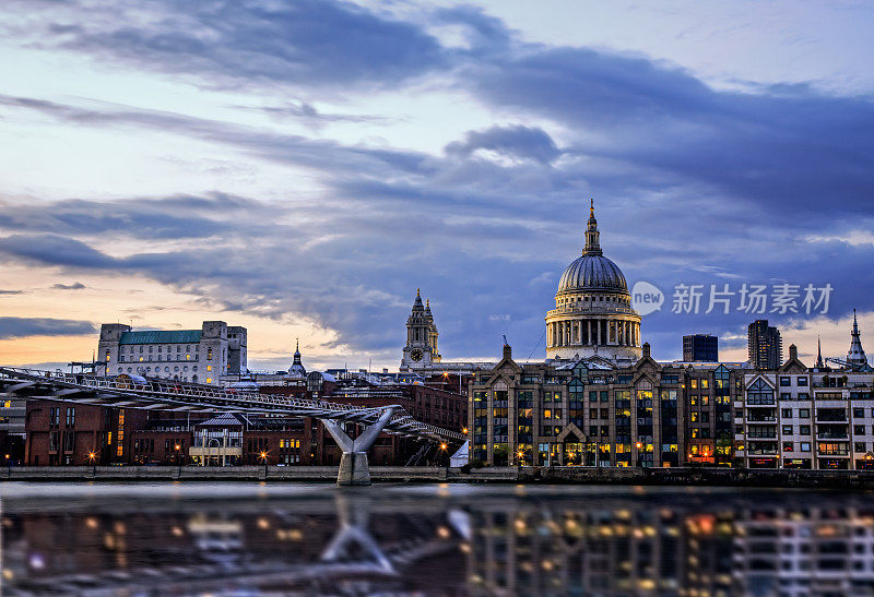 伦敦城市景观和日落时的千禧桥，英国