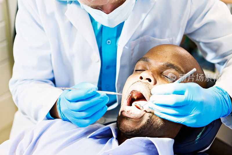 牙医要开始检查病人的牙齿了