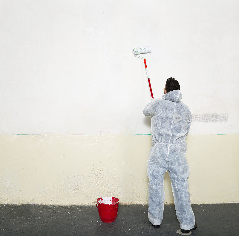 粉刷墙壁的工人