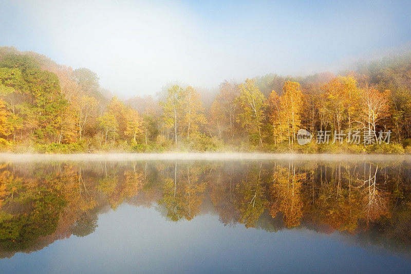 雾蒙蒙的早晨落在湖边