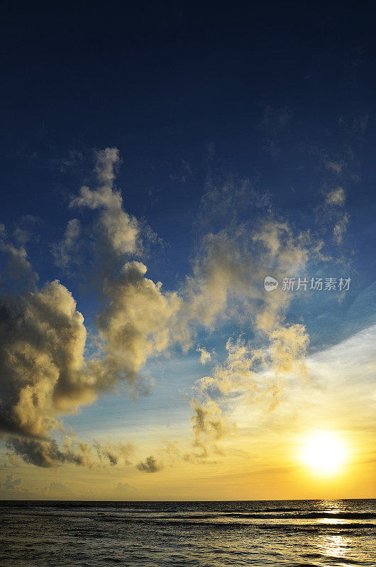 马尔代夫夏日海滩上的日落和壮观的天空