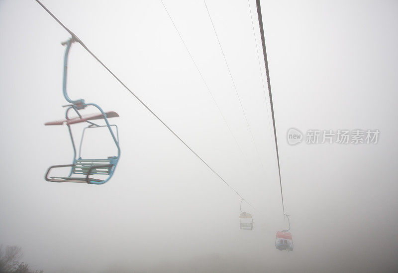 下雨天露天电缆观光