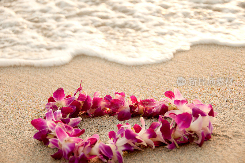 夏威夷花环躺在沙滩上