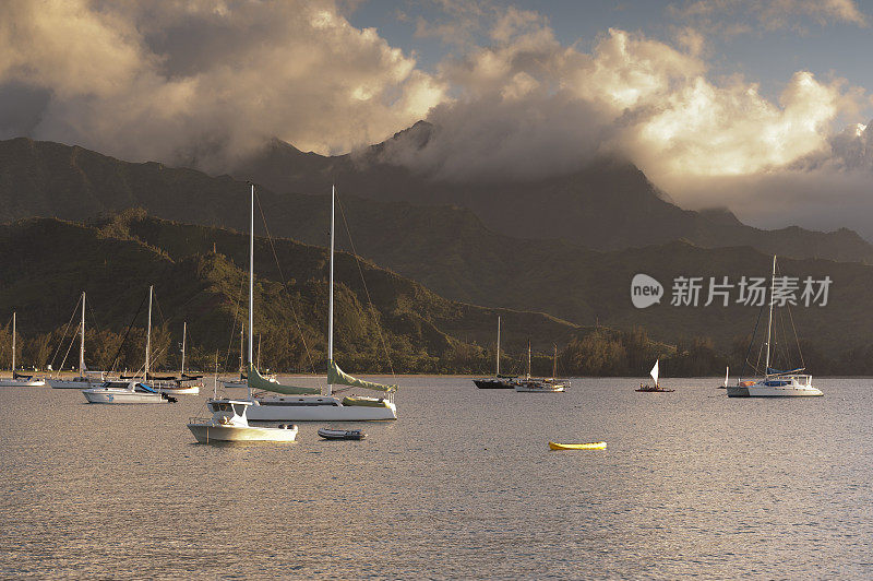 在夏威夷的山前休息的船只