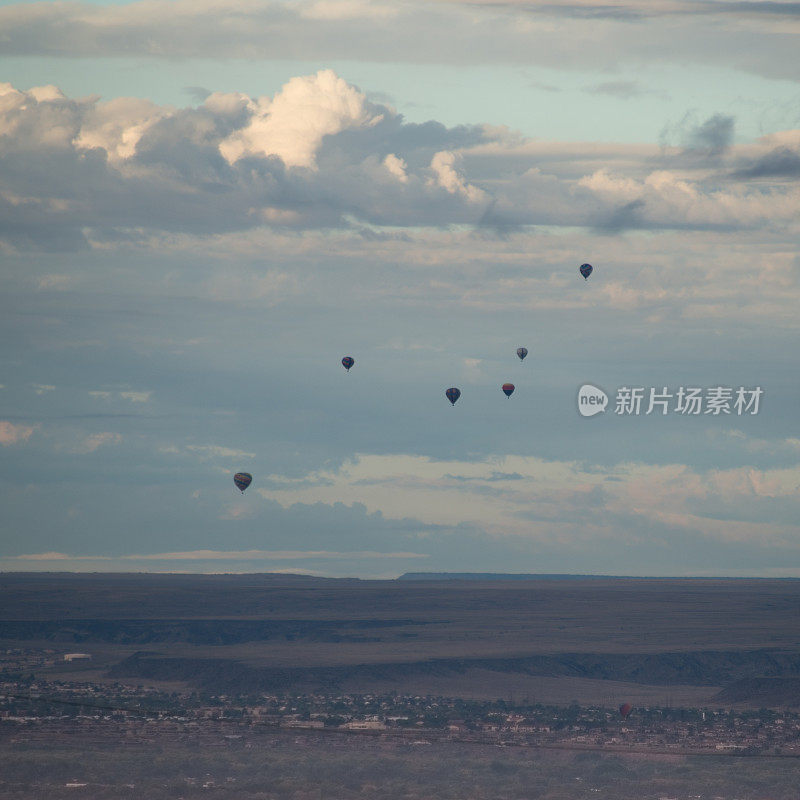 Senic高沙漠云景，热气球在贫瘠的景观