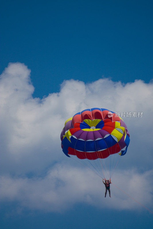 蓝色天空上的彩色降落伞