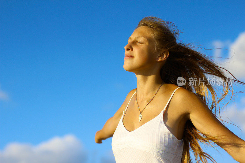 女孩和飞翔在云端