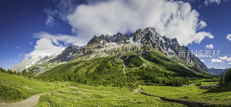 阿尔卑斯山夏季草甸森林引人注目的山峰山峰全景意大利
