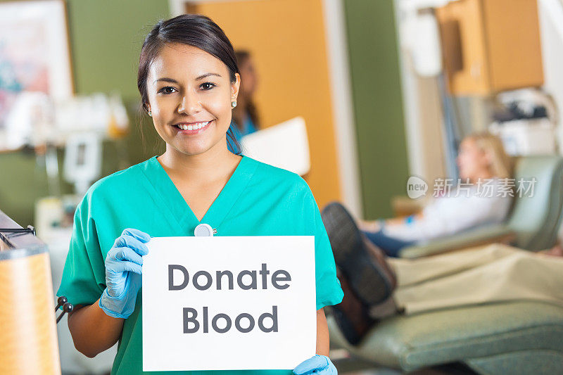 护士在医院献血中心举着“献血”的牌子