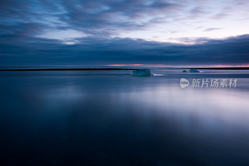 冰岛Jokulsarlon海中的冰山