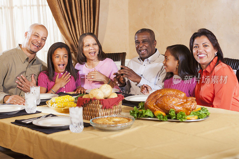 几代非洲裔美国人聚在一起吃节日大餐