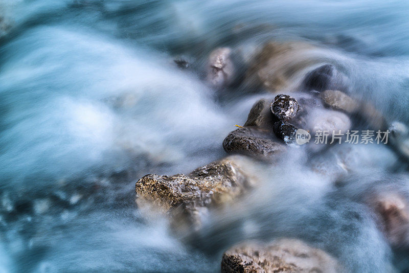 模糊的河流，流水和石头