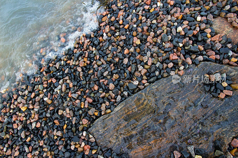 鹅卵石，水和岩石