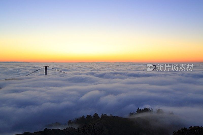 金门大桥日出雾