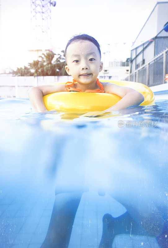 夏季和游泳活动，为快乐的孩子在游泳池