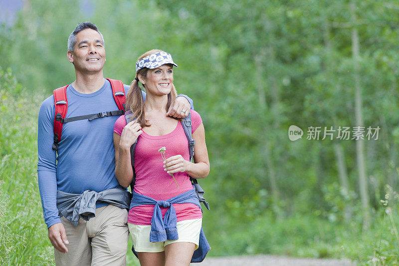 夫妇徒步旅行