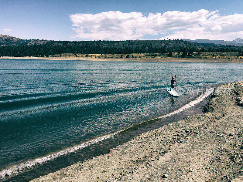 儿童站立式桨板在湖上