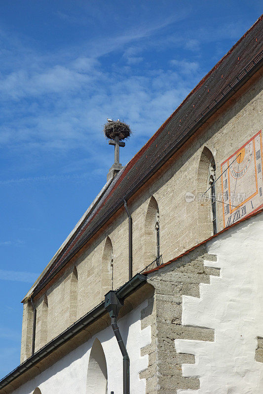 教堂上有鹳巢和日晷