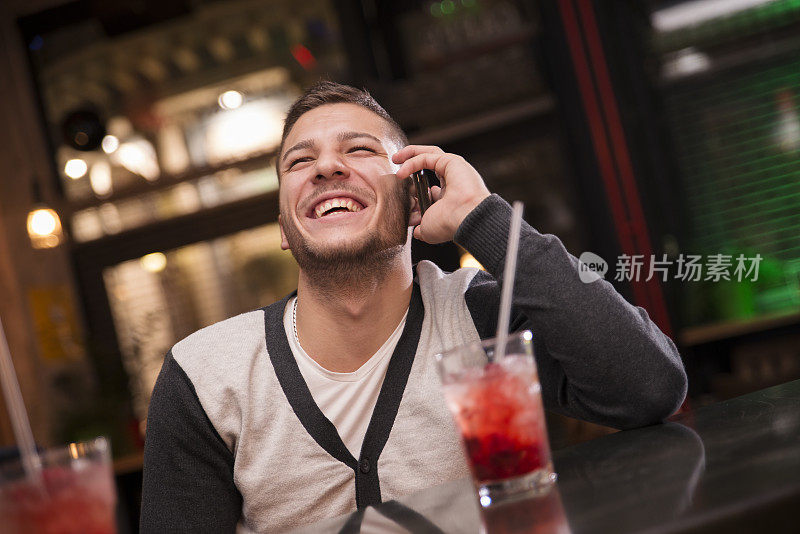 一个年轻人在咖啡馆里用手机