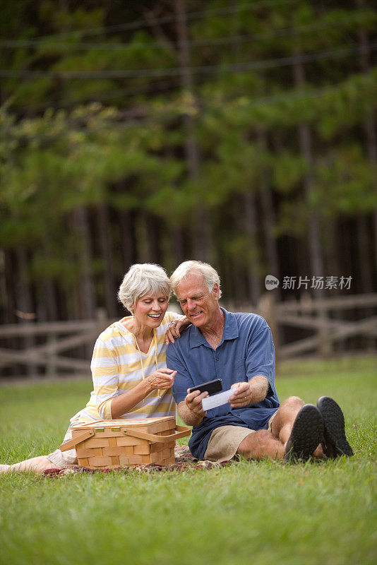 老年夫妇通过智能手机存款支票