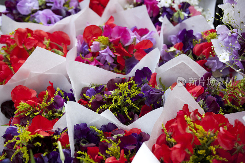 鲜花花束的新鲜夏季鲜花，派克市场