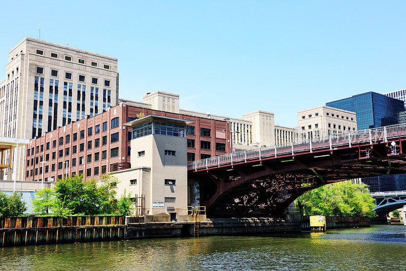 哈里森街、桥屋和横跨芝加哥河的桥