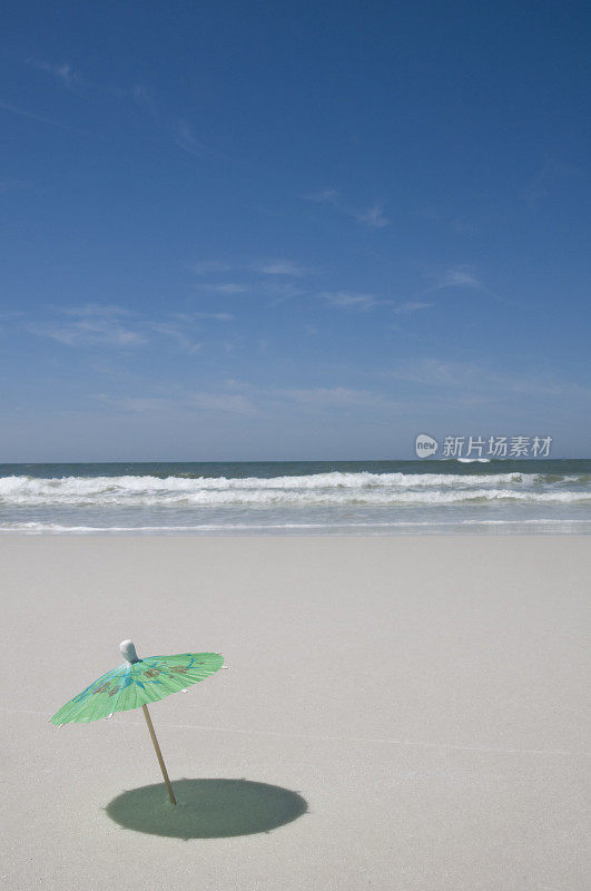 海滩上的雨伞，以海浪为背景